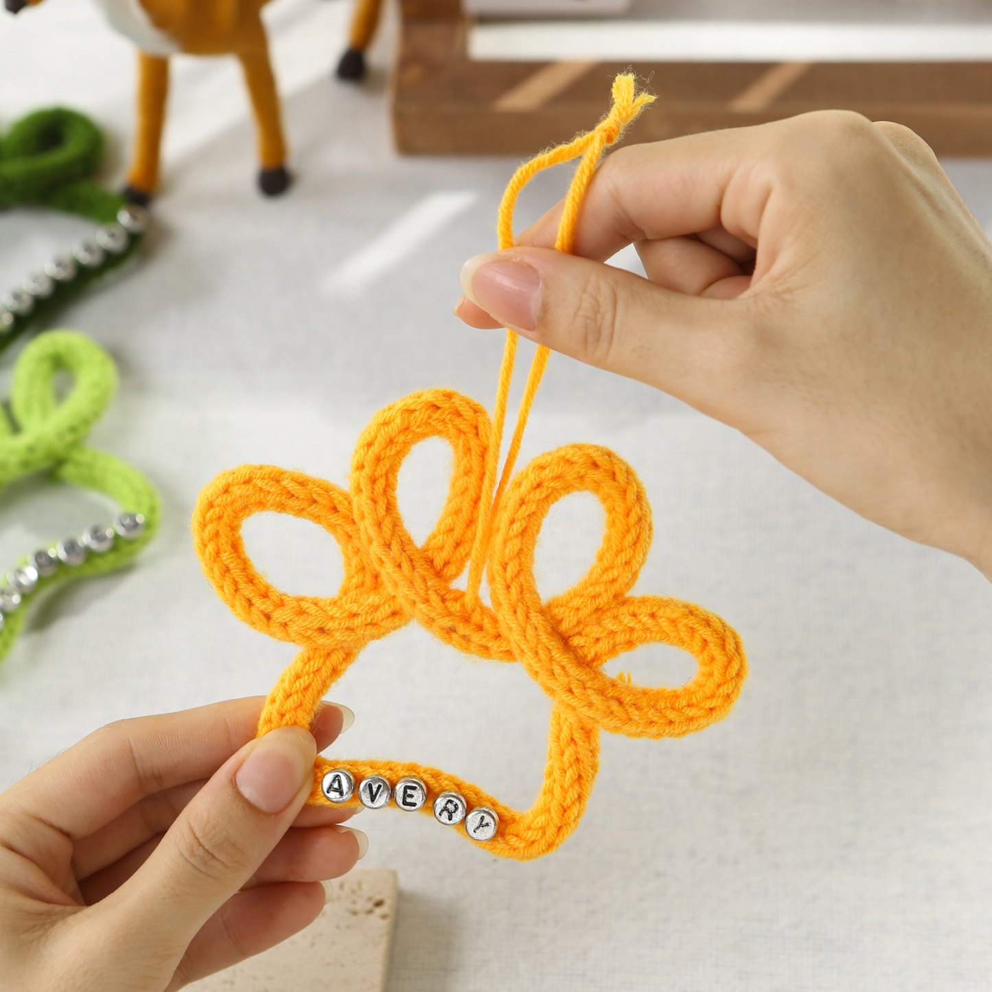 Personalisierter Pfotenanhänger aus Garn – Geschenk für Hundeliebhaber und Weihnachtsbaumschmuck
