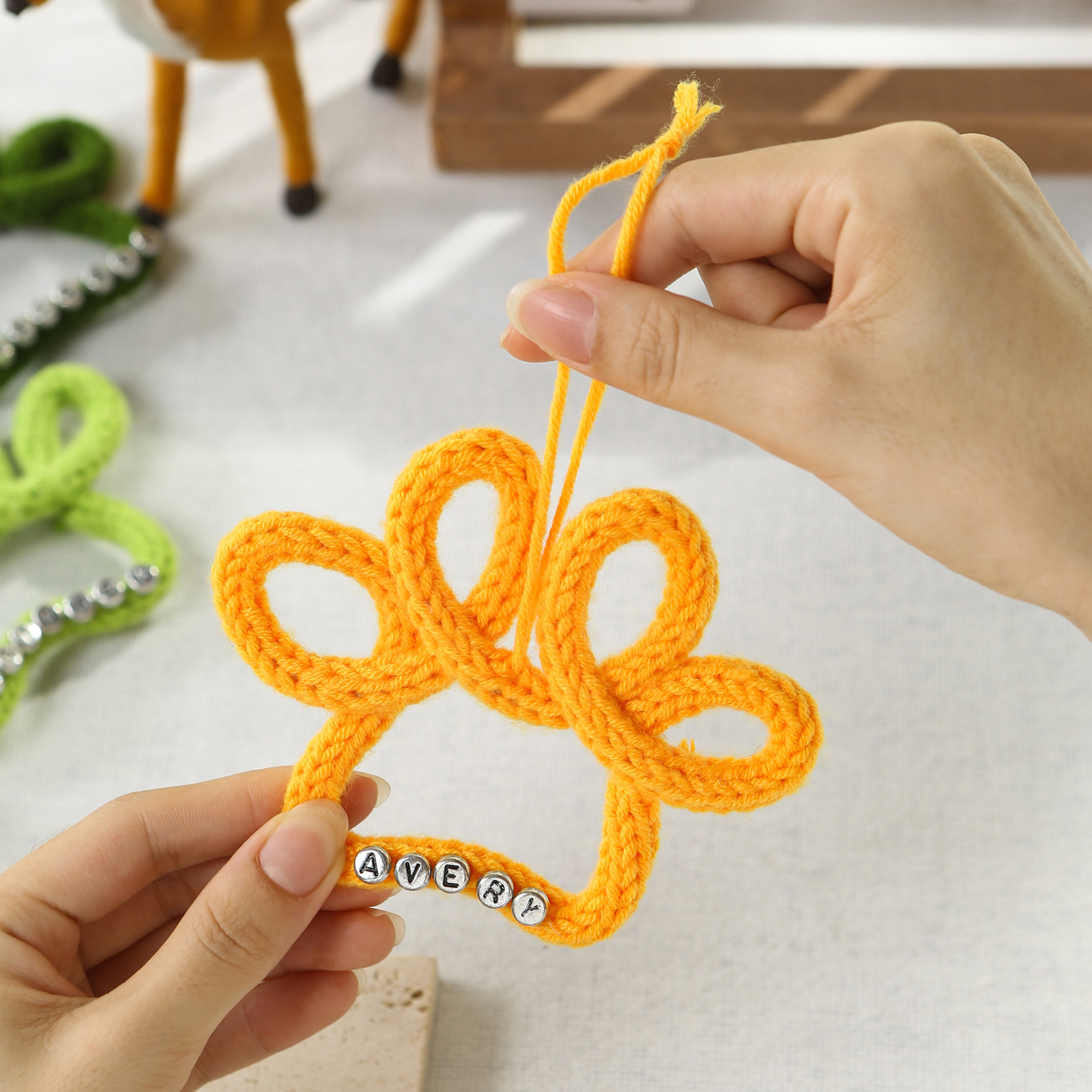 Personalisierter Pfotenanhänger aus Garn – Geschenk für Hundeliebhaber und Weihnachtsbaumschmuck