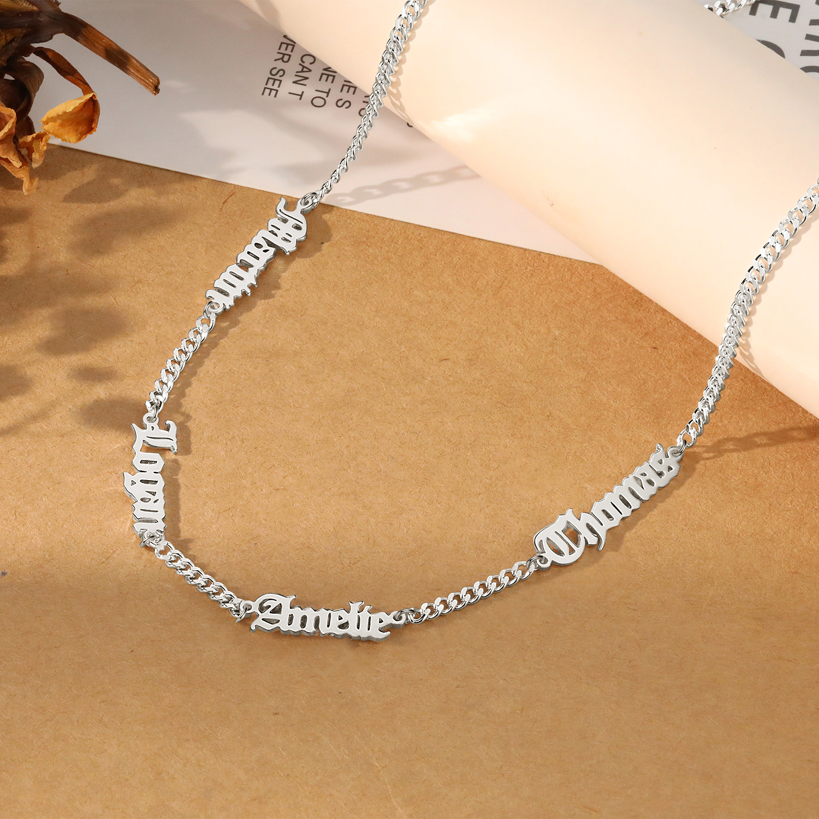 Personalisierte Gothic-Halskette für Herren mit 1–5 Namen in Old‑English‑Buchstaben