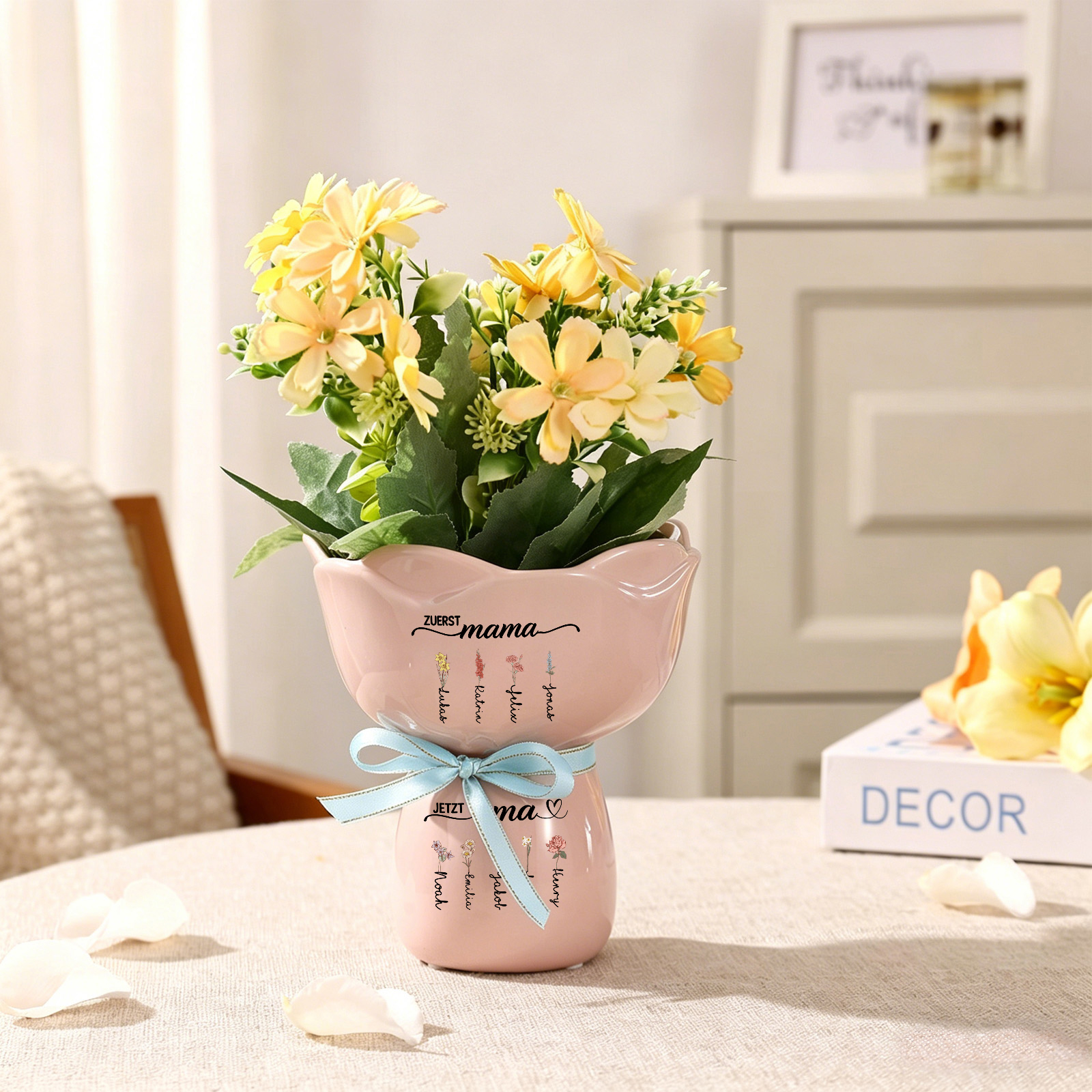 Personalisierte Keramikvase mit 2–12 Wunschnamen und Geburtsblumenmotiven im Blumenstrauß-Design Geschenk für Oma
