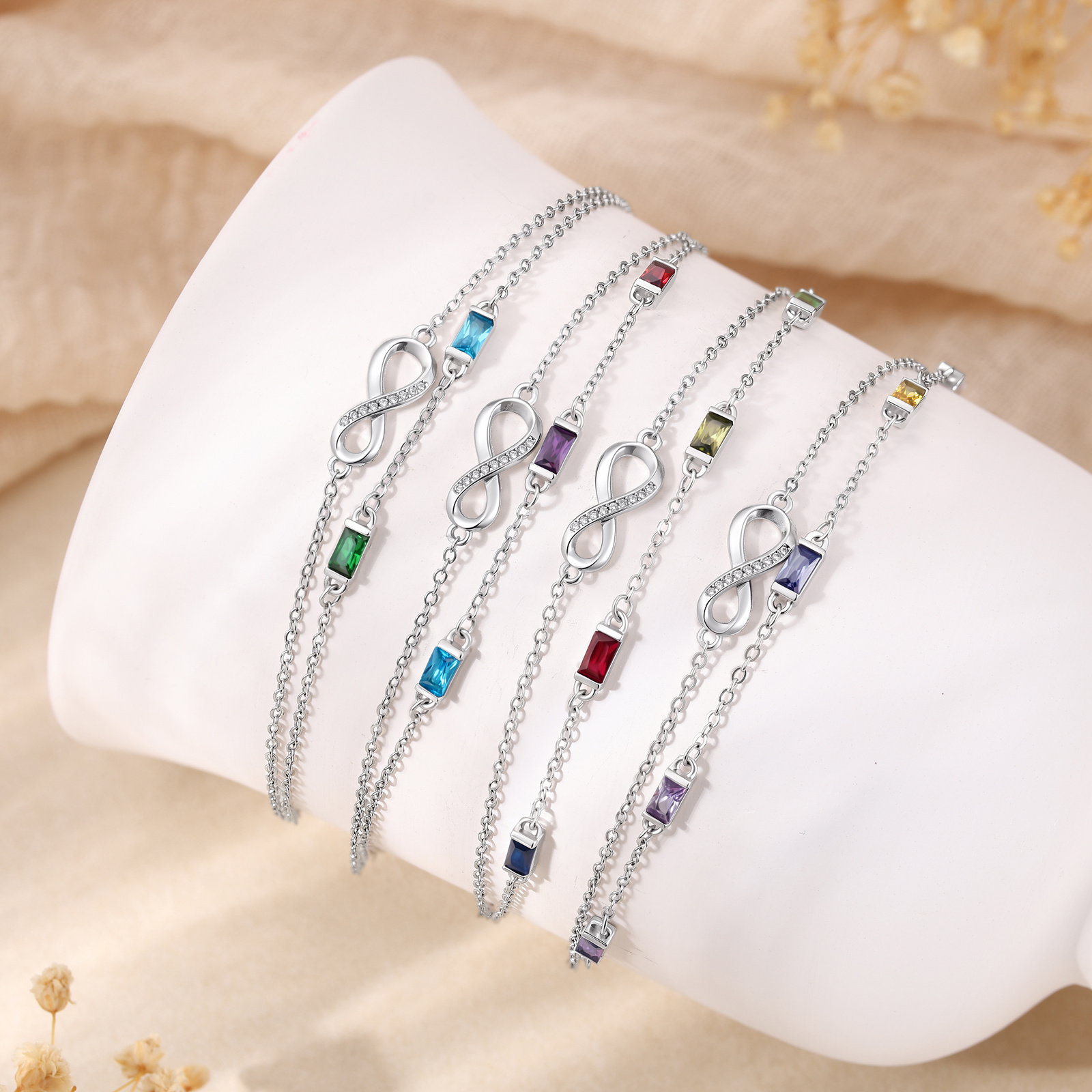 Personalisiertes Armband mit Unendlichkeitszeichen und 2–5 quadratischen Geburtssteinen
