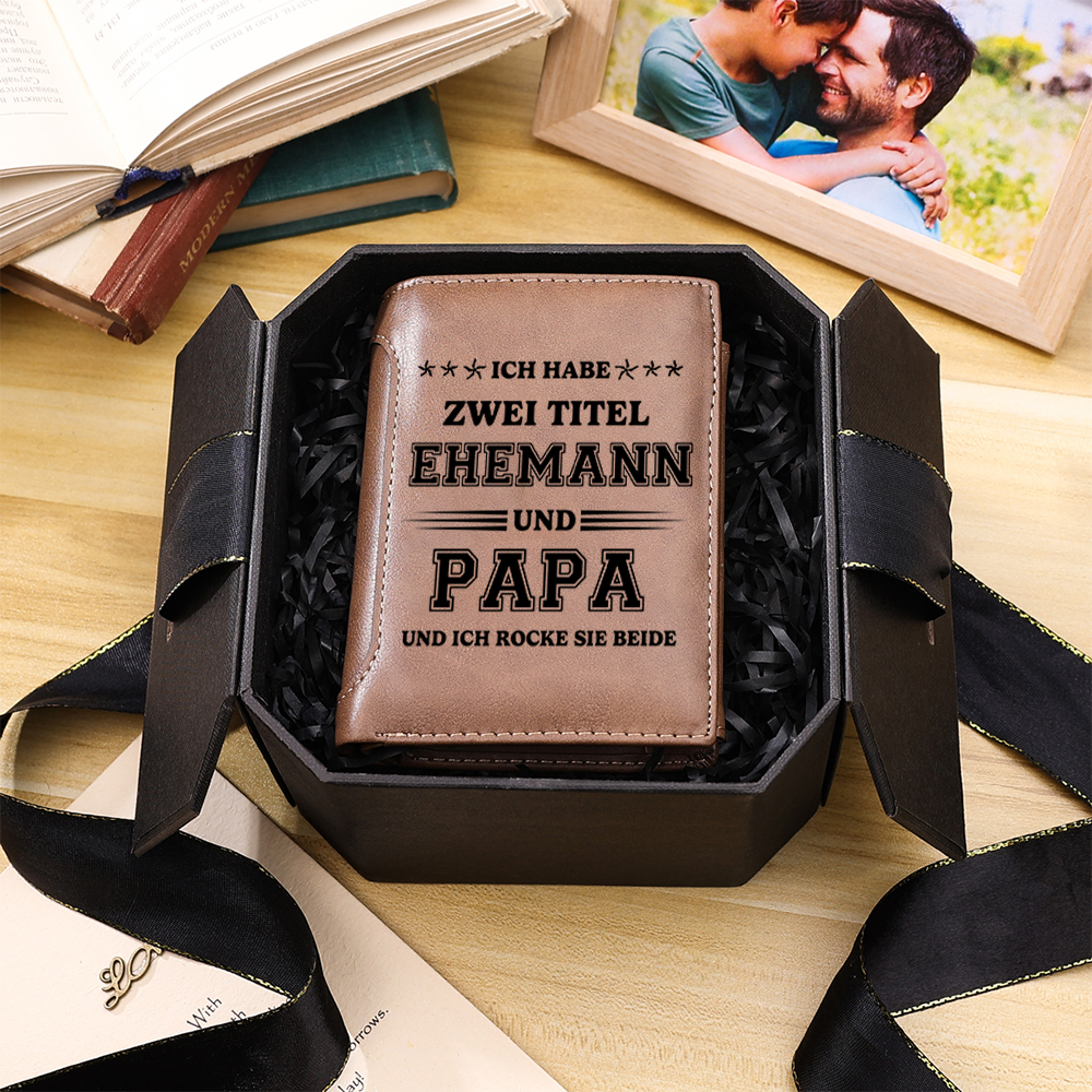 Herren Personalisierte Namen- Leder Geldbörse- ICH HABE ZWEI TITEL EHEMANN UND PAPA UND ICH ROCKE SIE BEIDE - Geschenk für Papa zum Vatertag