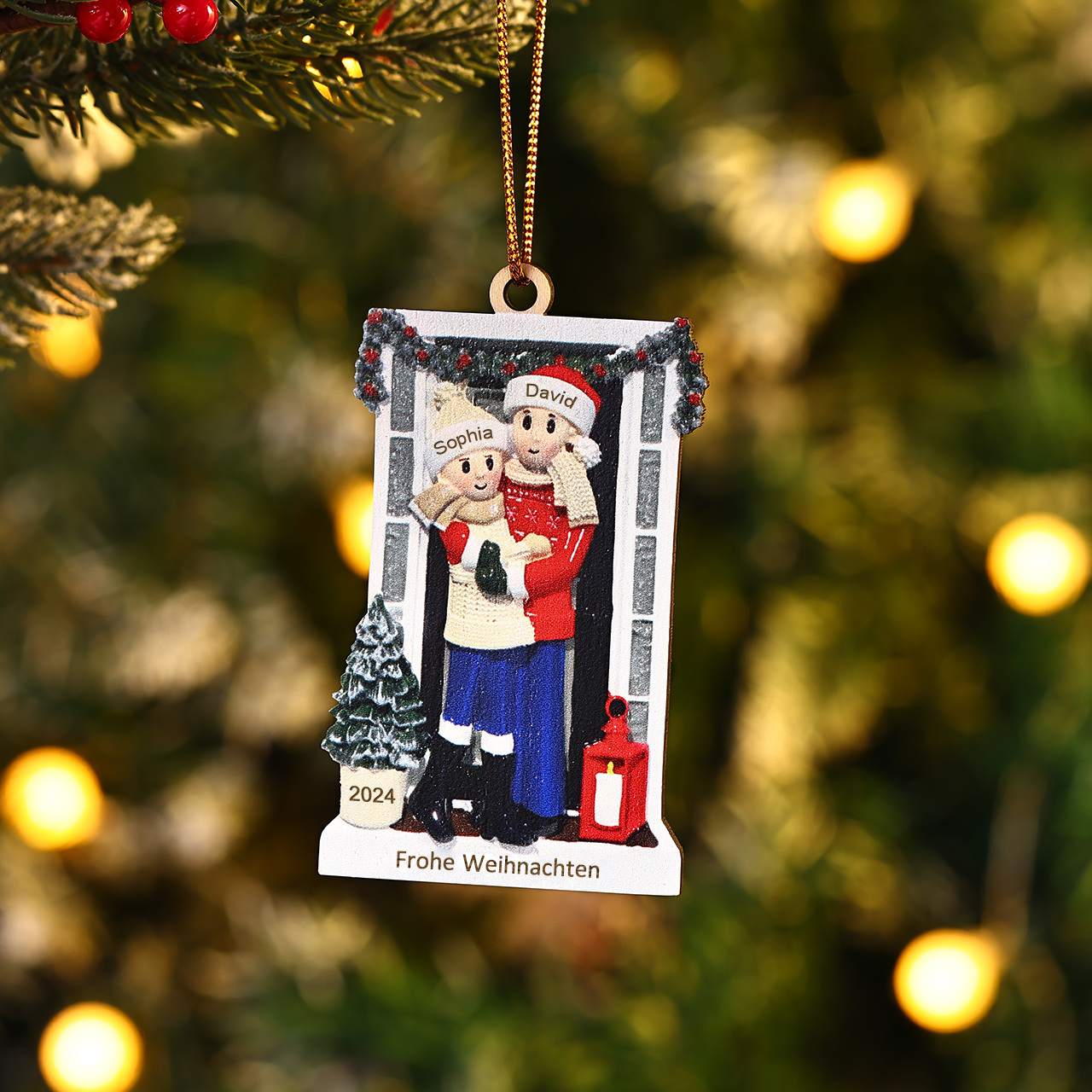 Holz Weihnachtsornament-Personalisierte 2-6 Namen & Text & Jahr Familie & Haustier Hund vor weihnachtlich geschmückter Haustür Weihnachts-Anhänger