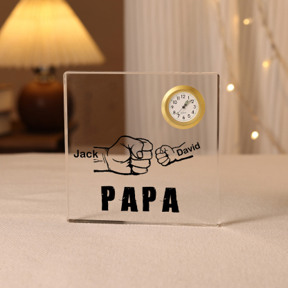 Quadrat Acryl-Deko mit Uhr Personalisierte 2 Namen & Text Fauststoß Schreibtischdekoration für Vater/Großvater