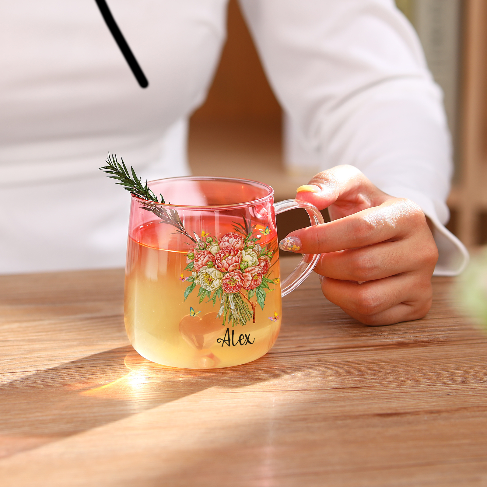 Glastasse in Farbverlauf in Rosa mit Geburtsblume und personalisiertem Namen