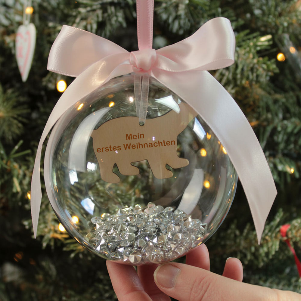 Personalisierte Weihnachtskugel mit Gravur – Bären-Motiv und Satinschleife als festlicher Christbaumanhänger