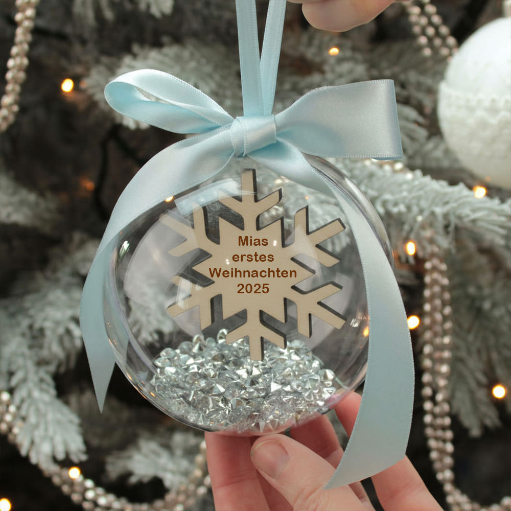 Personalisierte Weihnachtskugel mit Gravur – Schneeflocken-Motiv und Satinschleife als festlicher Christbaumanhänger