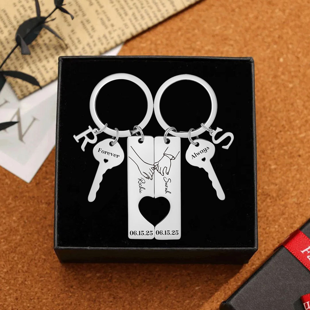 Personalisierter Schlüsselanhänger für Paare, Set mit individuellen Namen, Daten und Initialen, passender Herz-Schlüsselring, romantisches Alltagsgeschenk für Freund oder Freundin zum Jahrestag oder Valentinstag | Kettenmachen