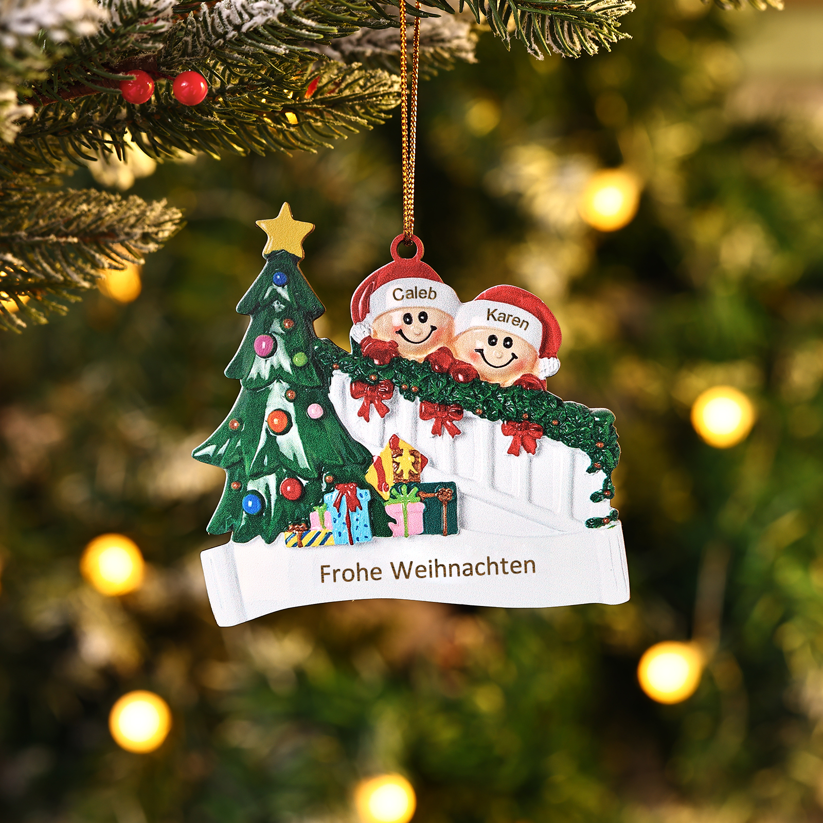 Holz Weihnachtsornament-Personalisierte 2-6 Namen & Text & Jahr Weihnachtsszene mit Baum & Geschenken Weihnachts-Anhänger