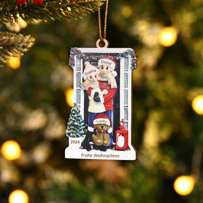 Holz Weihnachtsornament-Personalisierte 2-6 Namen & Text & Jahr Familie & Haustier Hund vor weihnachtlich geschmückter Haustür Weihnachts-Anhänger