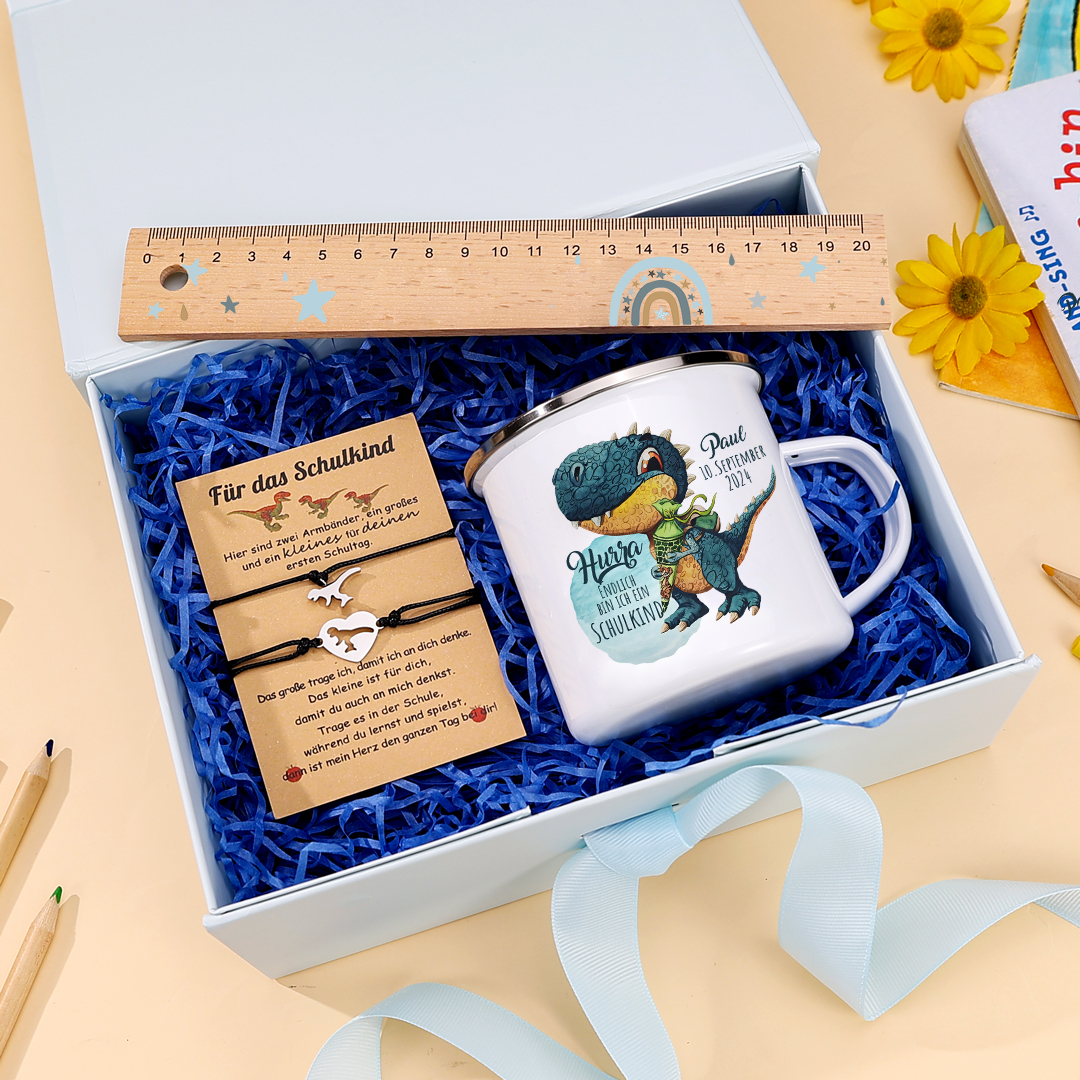 Schulanfang Geschenkset -Personalisierter Name & Datum Emaille Tasse & 20 cm Lineal & Dino Armbänder Set - Geschenk für Schulkind mit Geschenk Box