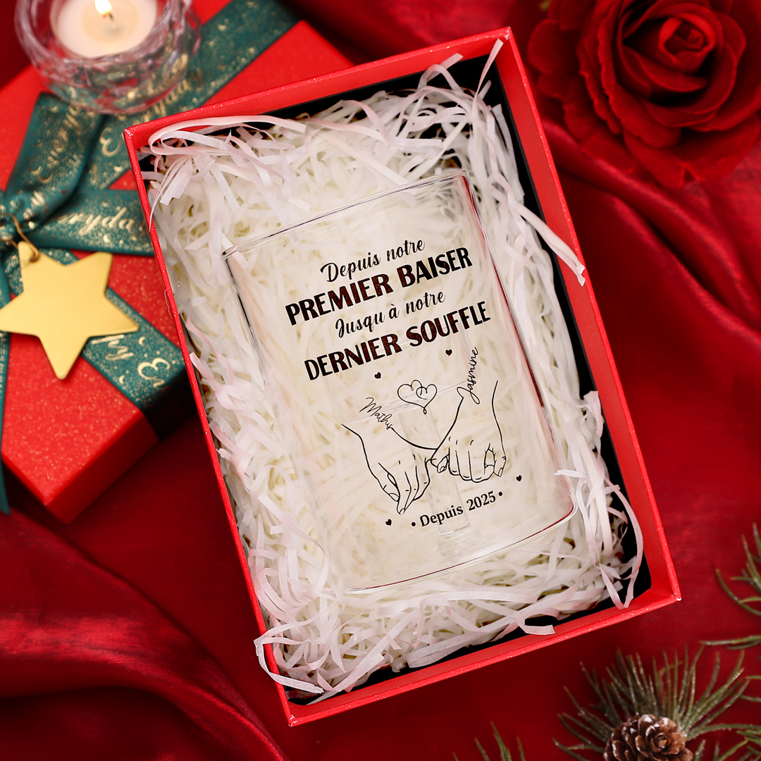 Personalisierbares Glas-Windlicht mit Spruch „Von unserem ERSTEN KUSS bis zu unserem LETZTEN ATEMZUG“ – Pinky-Promise, 2 Namen + Datum, personalisiertes Geschenk für Partner | Kettenmachen