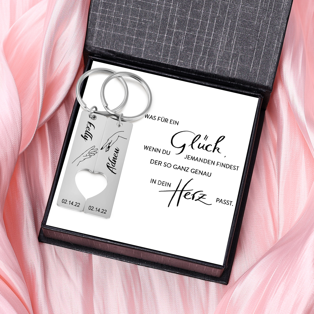 Personalisierbar 2 Namen & Datum-Genesis der Liebe Herz Metall Paar Schlüsselanhänger-In den Herz passt -Geschenk mit Nachrichtenkarte