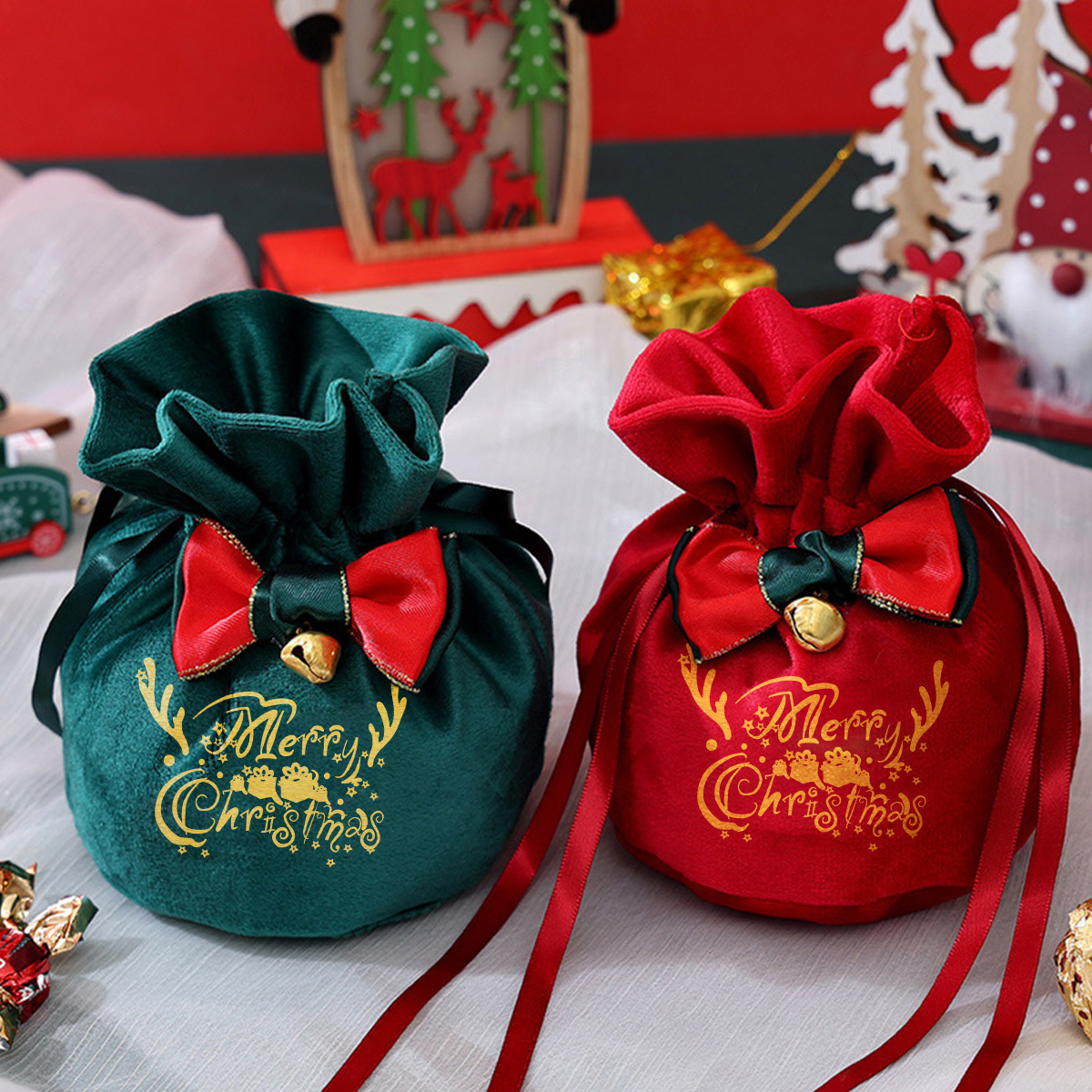 Weihnachtlicher Samt-Geschenkbeutel mit Kordelzug, Schleife & Glocke