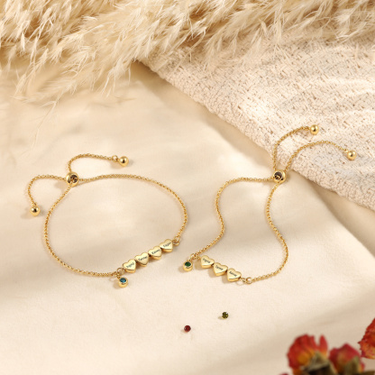 Personalisiertes Armband mit gravierten Herzen 2 bis 5 Namen und GeburtssteinGeschenk für Mama oder Oma Verstellbare vergoldete Kette