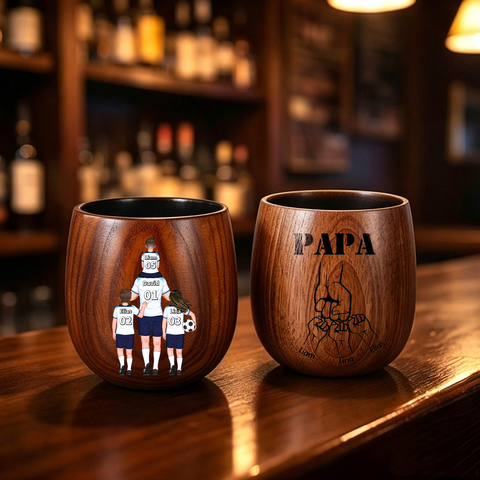 Personalisierter Whiskybecher aus Holz mit 1–5 Kindernamen und Fußball-Familienmotiv