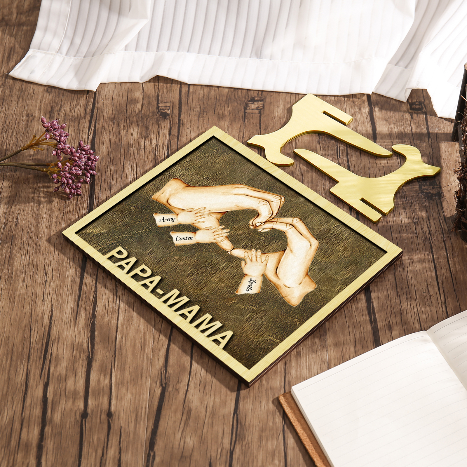 PAPA-MAMA Holz Deko-Personalisierbare 3 Namen Ornament Familie Hand in Hand Holzdekoration für Eltern
