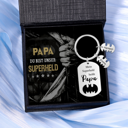 Personalisierbare 2 Namen Unser Superheld heißt Papa Fischgräte Schlüsselanhänger-Geschenk mit Nachrichtenkarte