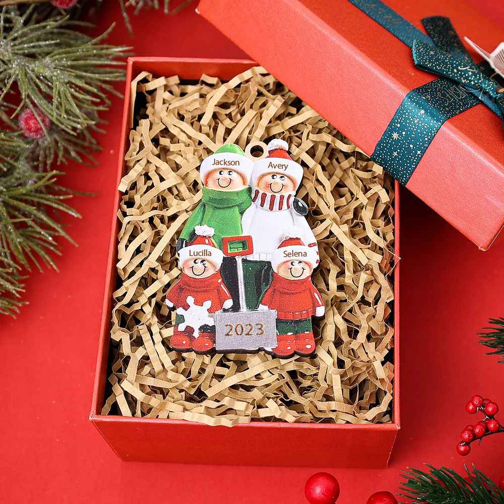 Holz Personalisierte 4 Namen & Jahr Schneeschaufelteam Weihnachtsornament Weihnachtsbaum Anhänger mit 4 Familienmitgliedern
