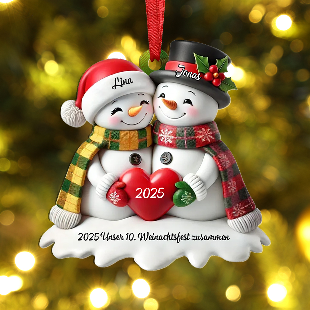 Personalisierbarer Weihnachtsbaumanhänger mit Schneemannpaar, das ein Herz hält