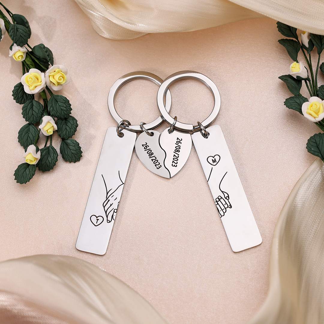 Personalisierbar 2 Buchstaben & Datum-Hand in Hand Herz Paar Metall-Schlüsselanhänger-An meinen Schatz-Geschenk mit Nachrichtenkarte