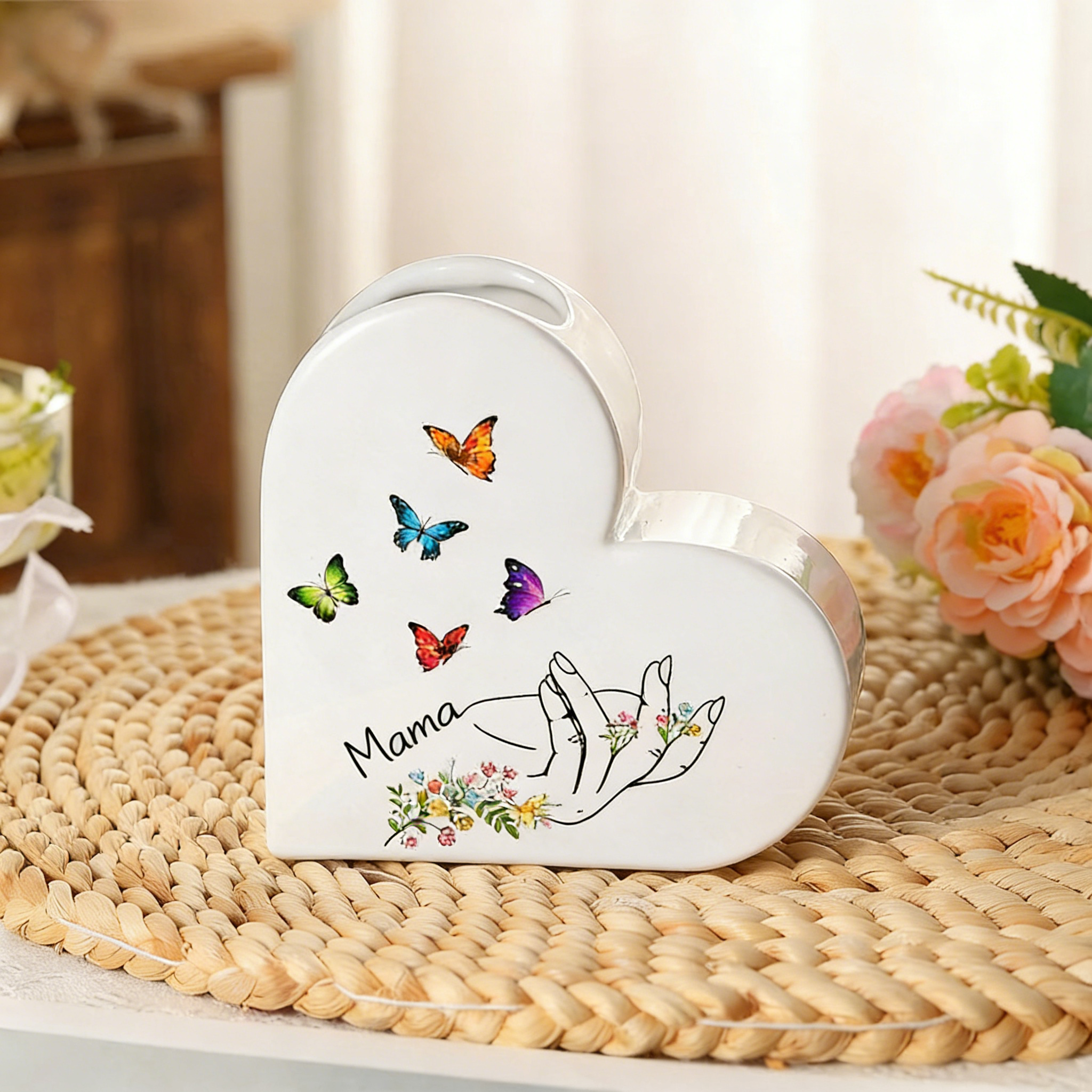 Personalisierte Herzvase aus Keramik mit 2–8 Namen und Schmetterlingsmotiv