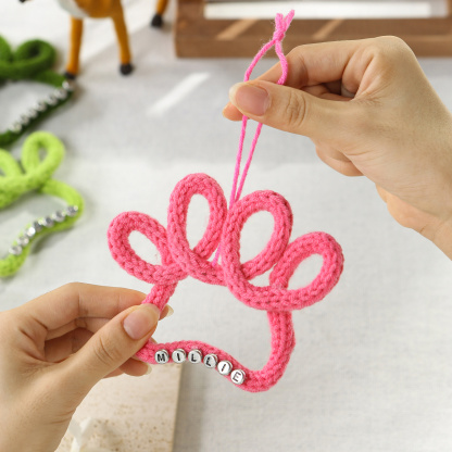 Personalisierter Pfotenanhänger aus Garn – Geschenk für Hundeliebhaber und Weihnachtsbaumschmuck