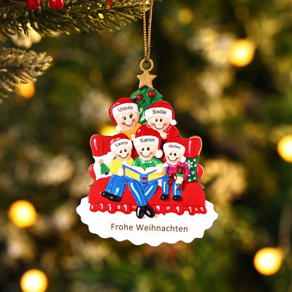 Holz Weihnachtsornament-Personalisierte 2-5 Namen & Text & Jahr Familie auf Sofa mit Buch & Weihnachtsbaum Holzanhänger