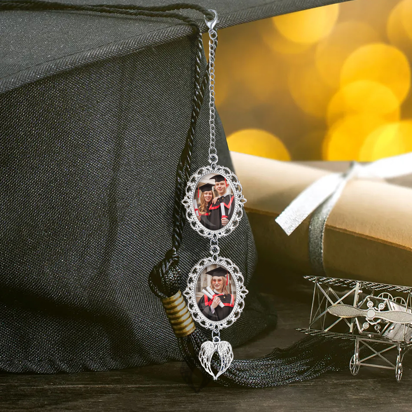 Personalisierte 2 Fotos Anhänger Vintage Engelsflügeln Graduiertenmütze mit Quaste zum Schulabschluss