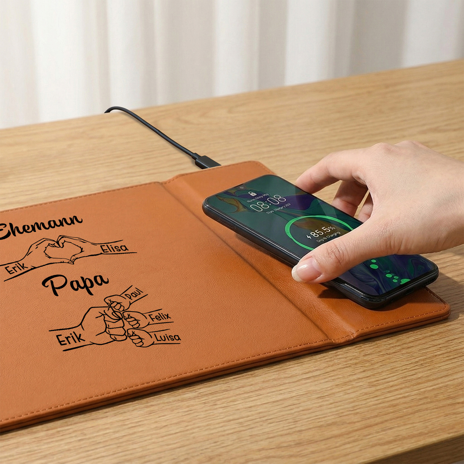 Personalisierte Schreibtischunterlage aus Leder mit kabelloser Ladefunktion mit 1 bis 8 Namen