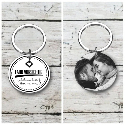 Personalisierbares Foto Rund Metall-Fahr vorsichtig. Ich brauche dich hier bei mir-Schlüsselanhänger für Paare