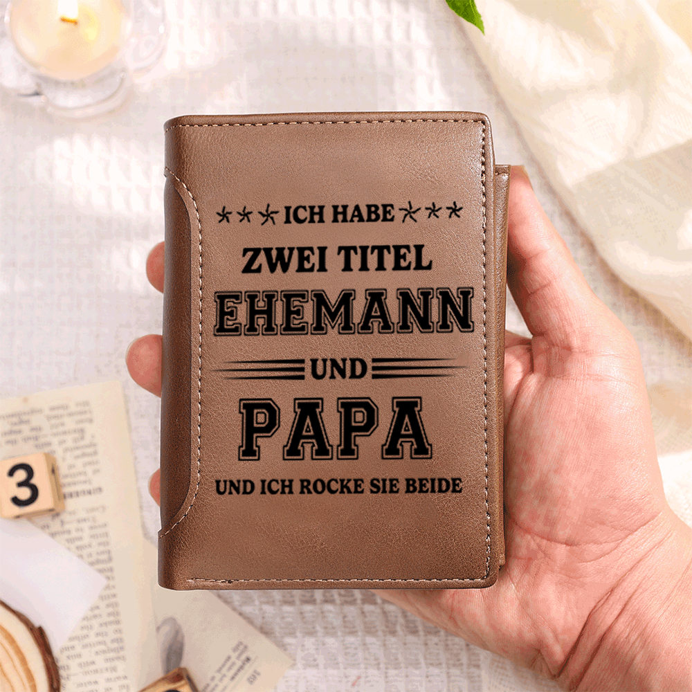 Herren Personalisierte Namen- Leder Geldbörse- ICH HABE ZWEI TITEL EHEMANN UND PAPA UND ICH ROCKE SIE BEIDE - Geschenk für Papa zum Vatertag