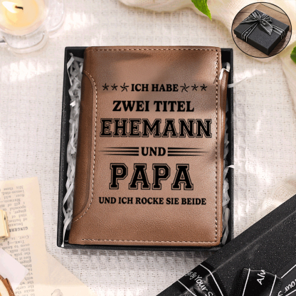 Herren Personalisierte Namen- Leder Geldbörse- ICH HABE ZWEI TITEL EHEMANN UND PAPA UND ICH ROCKE SIE BEIDE - Geschenk für Papa zum Vatertag