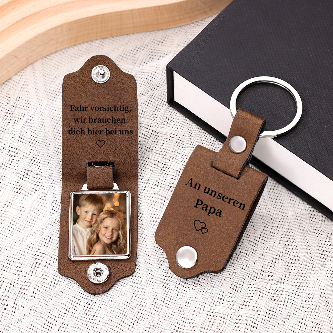 Personalisierter Foto & Text Leder Schlüsselanhänger-Fahr Vorsichtig, wir brauchen dich hier bei uns-Geschenk für Vater