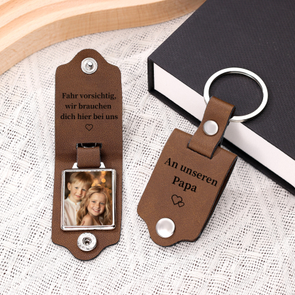 Personalisierter Foto & Text Leder Schlüsselanhänger-Fahr Vorsichtig, wir brauchen dich hier bei uns-Geschenk für Vater