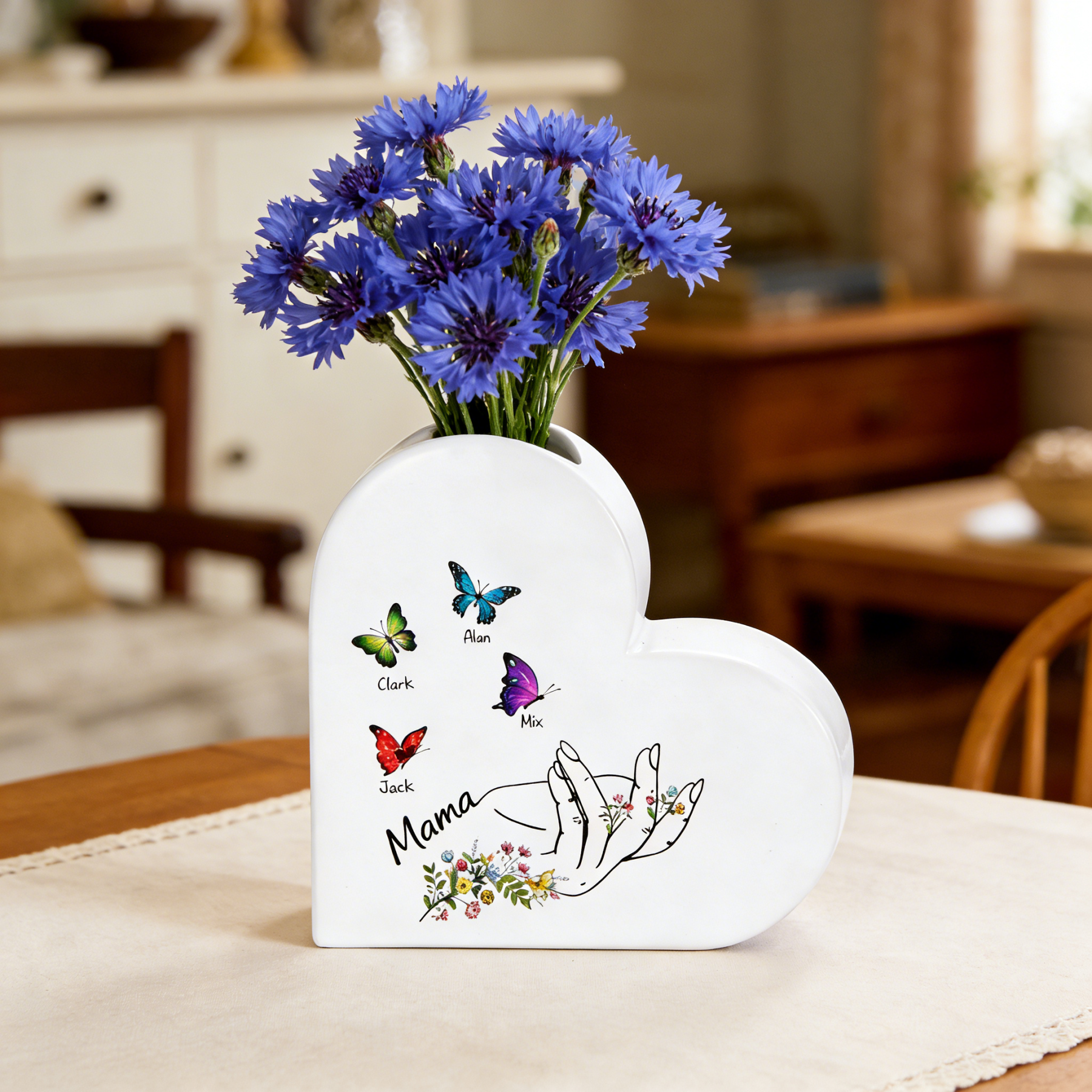 Personalisierte Herzvase aus Keramik mit 2–8 Namen und Schmetterlingsmotiv