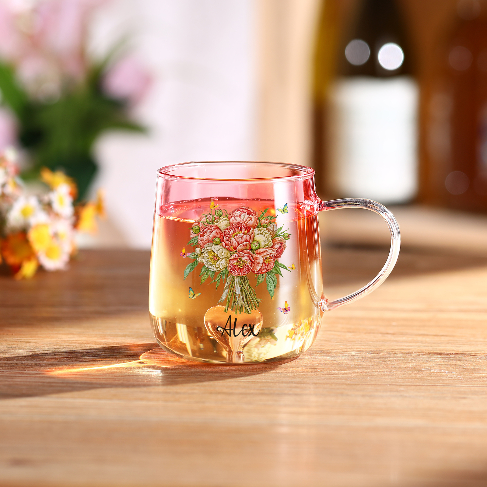 Glastasse in Farbverlauf in Rosa mit Geburtsblume und personalisiertem Namen