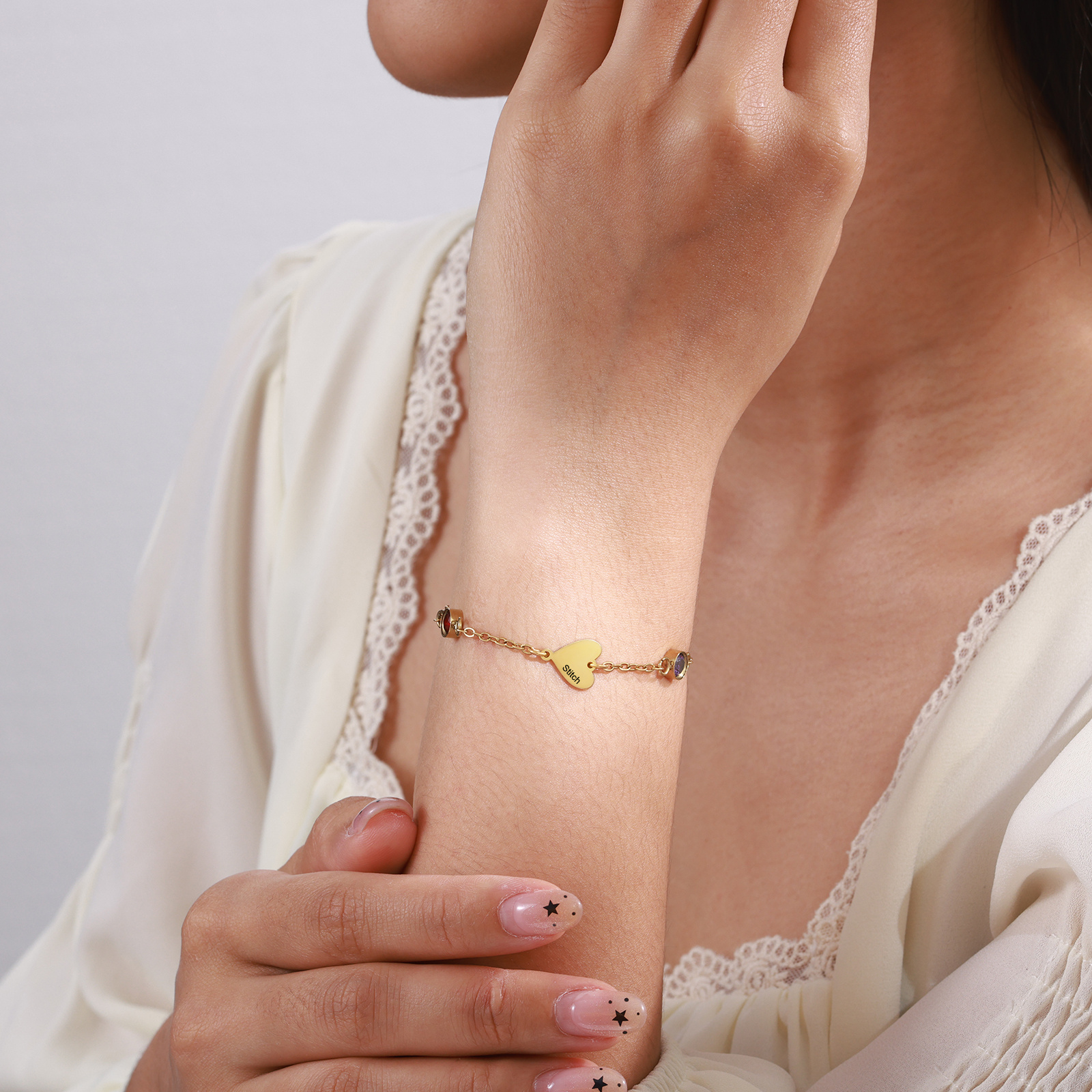 Personalisiertes Goldherz-Geburtsstein-Kettenarmband mit 1-5 Namen