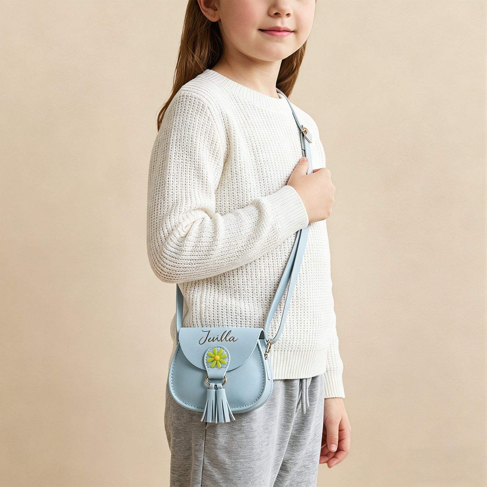 Personalisierte Kinder-Umhängetasche mit Namen aus Kunstleder Geschenk für Mädchen mit Gänseblümchen-Anhänger und Quaste