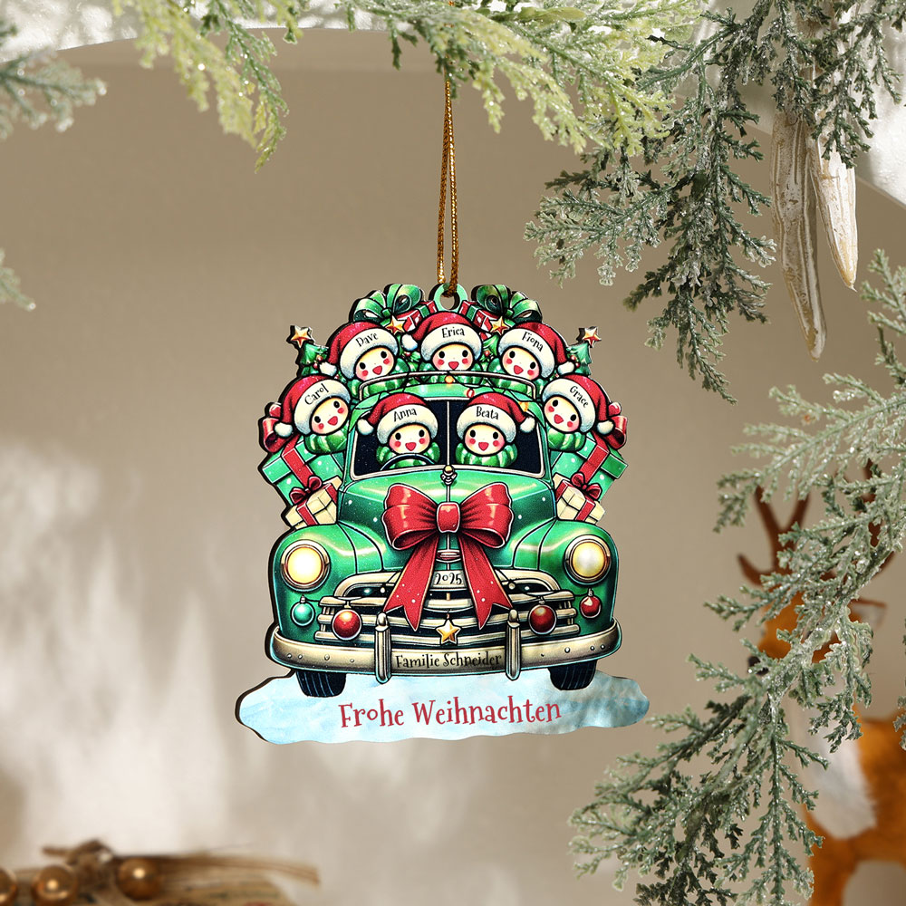 Personalisierter Weihnachtsbaumschmuck Schneemannfamilie im Retro-Auto mit Geschenken