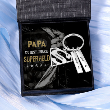 Personalisierbare 2 Namen & 1 Text Supermann Schlüsselanhänger-Papa, du bist unser Superheld-Geschenk mit Nachrichtenkarte