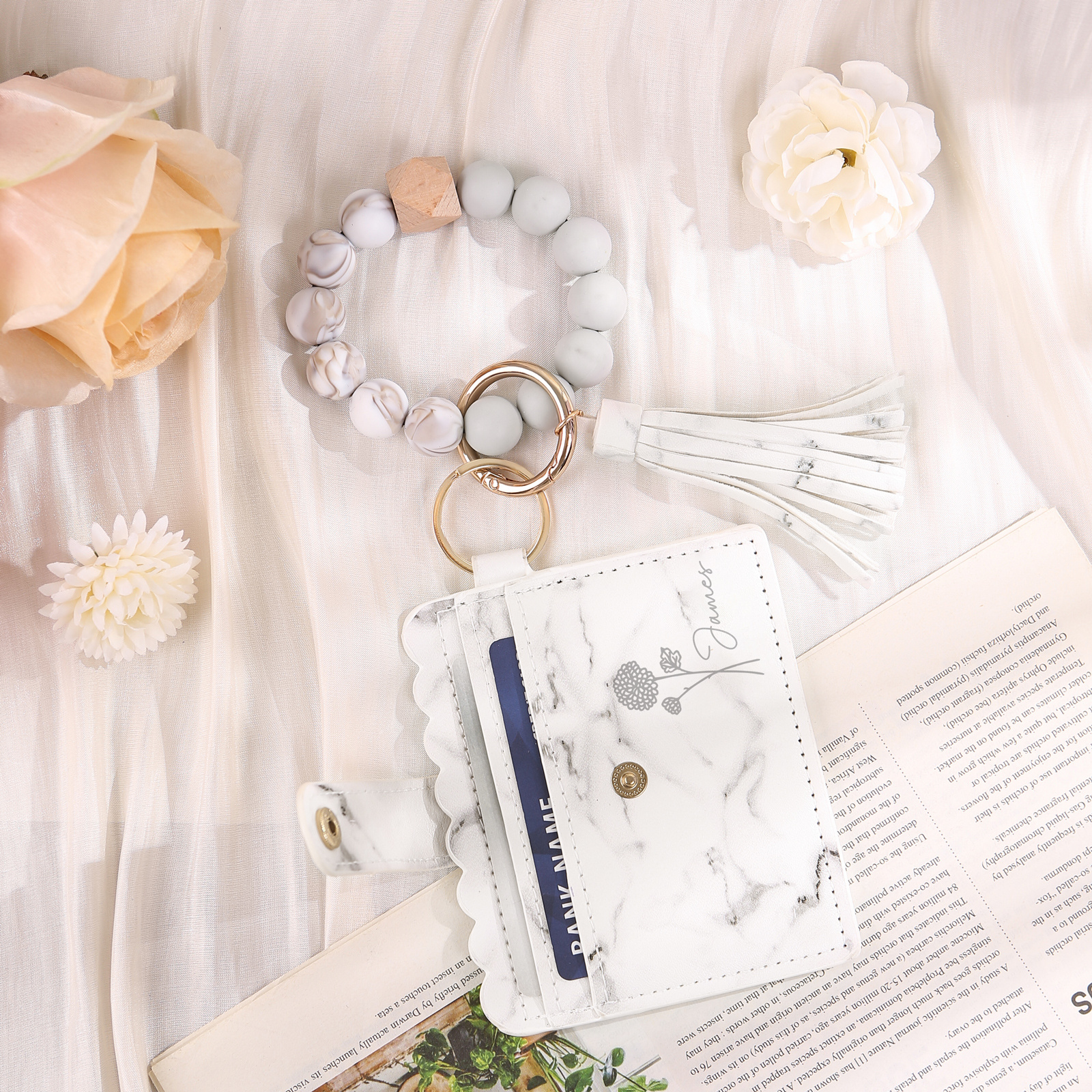 Personalisierte Leder- Kartenetui mit Name & Geburtsblume und Perlen-Handschlaufe, individuelles Geschenk für Frauen