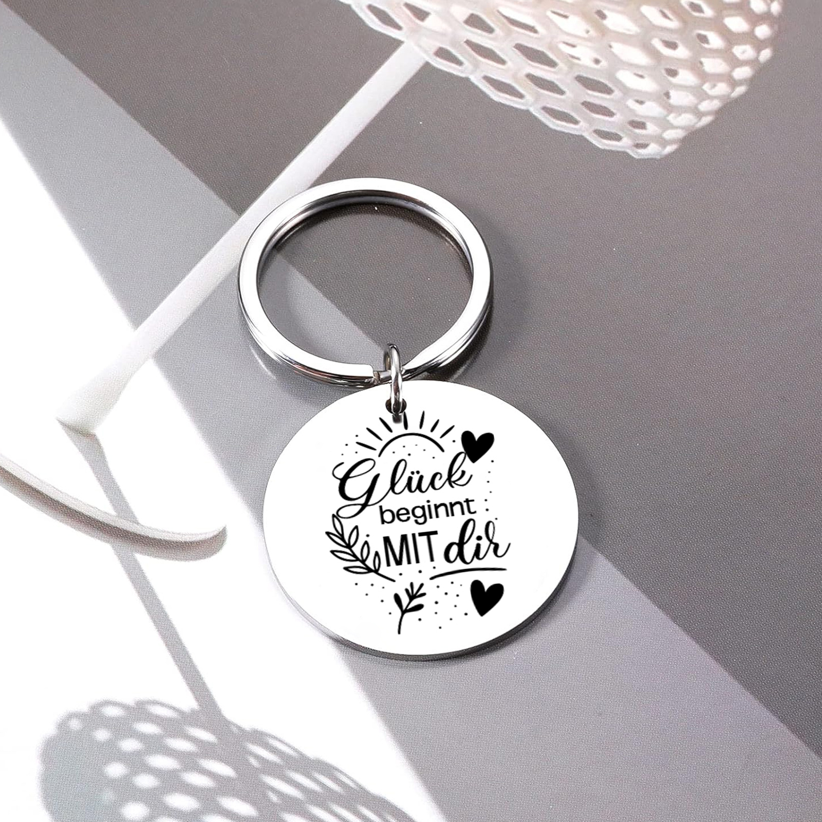 Herzgravur Paare runder Edelstahl-Schlüsselanhänger — “Glück beginnt mit dir”