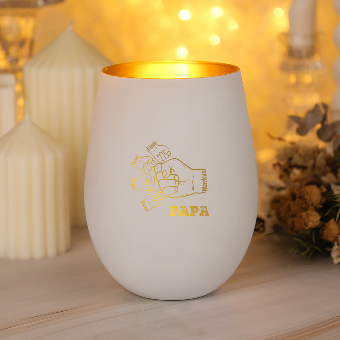 Personalisierter Kerzenhalter aus Tumbler-Glas mit Fistbump Papa individuell mit 1–8 Namen – praktisches Vatertags- und Geburtstagsgeschenk für Papa | Kettenmachen