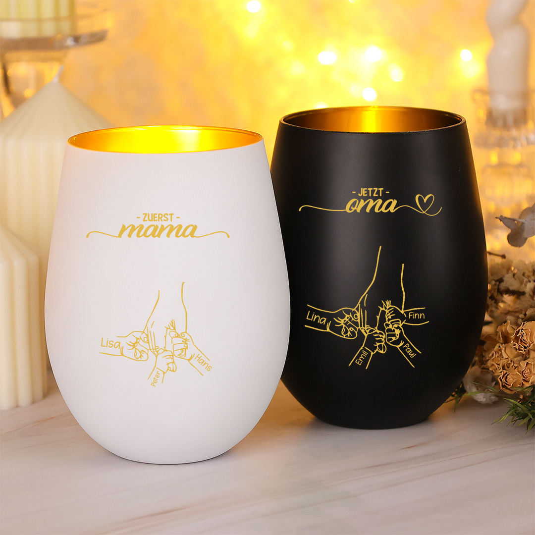 Personalisierter Glas-Kerzenhalter in Handform mit 2–14 Kindernamen – Erst Mama, jetzt Oma