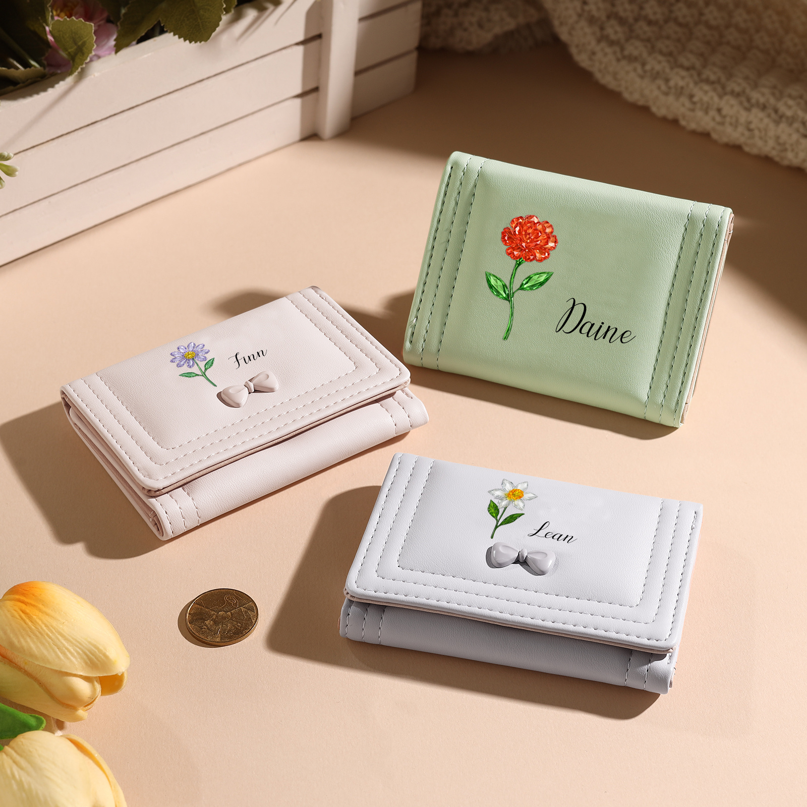 Personalisierte Damen-Geldbörse aus Leder mit Geburtsblumen-Motiv und Schleife