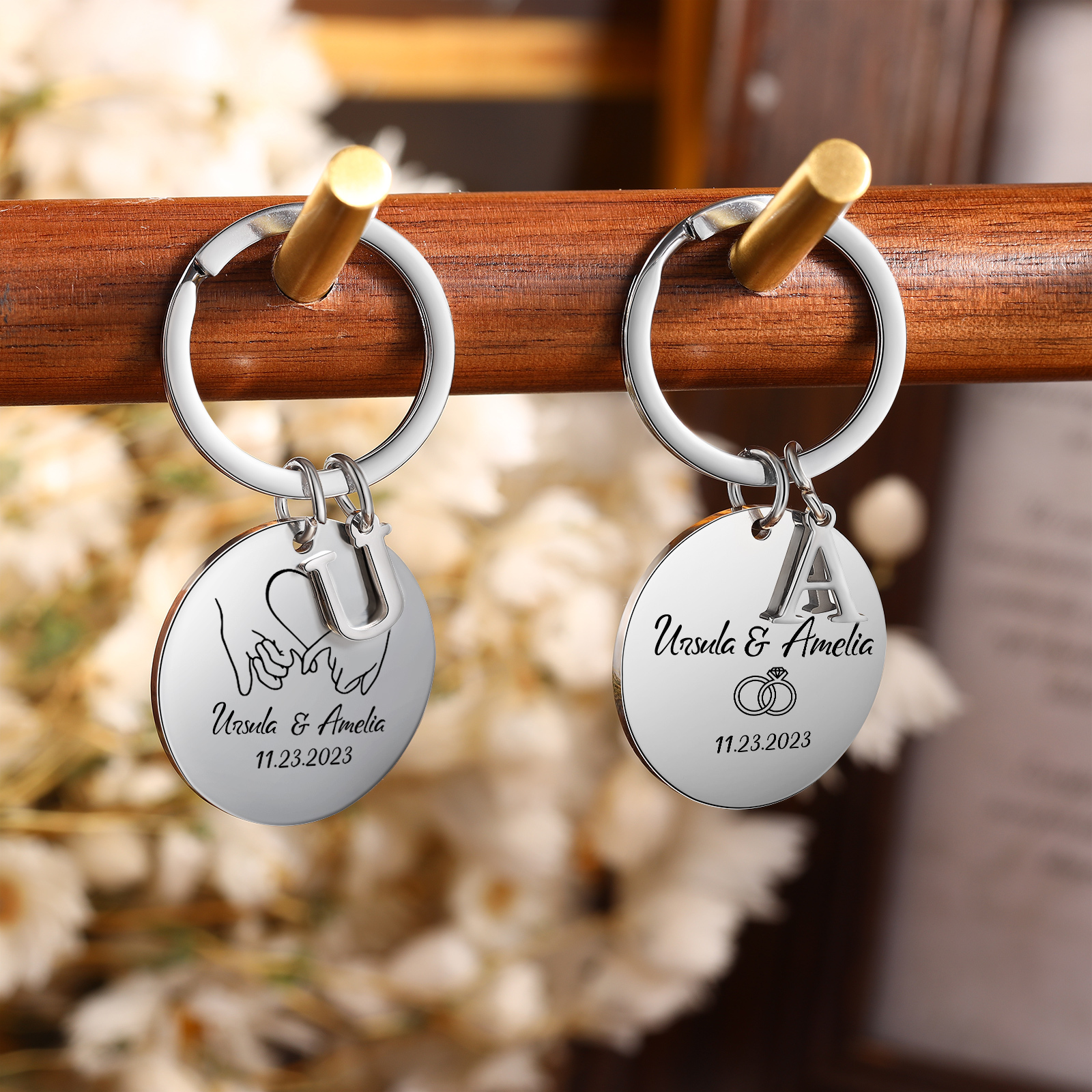 Personalisierte 2 Namen & 2 Datum & 2 Buchstaben Schlüsselanhänger & Geschenkkarte Geschenkbox Set für Paar