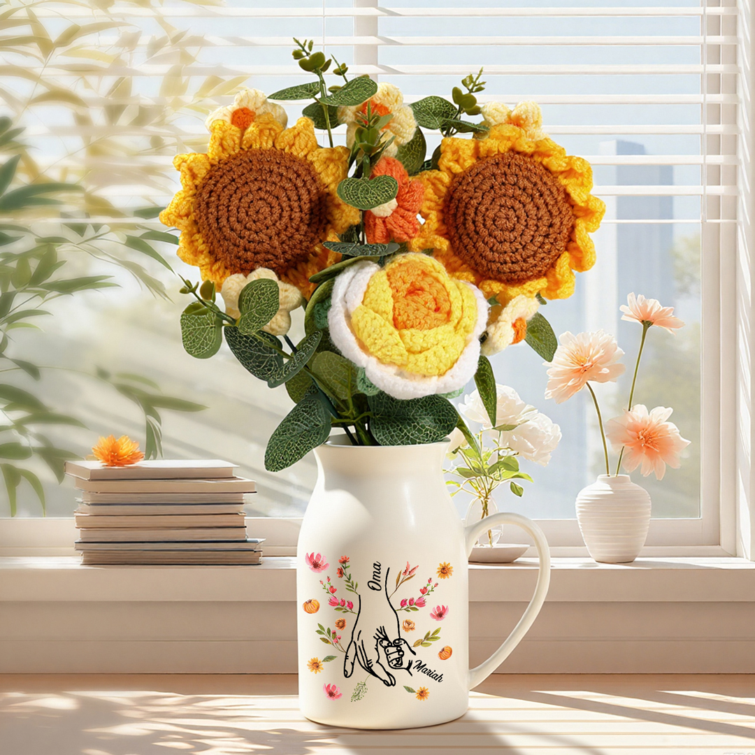 Personalisierter Keramik-Krug mit gehäkeltem Blumenstrauß – Geschenk für Oma,mit Namen, Muttertagsgeschenk