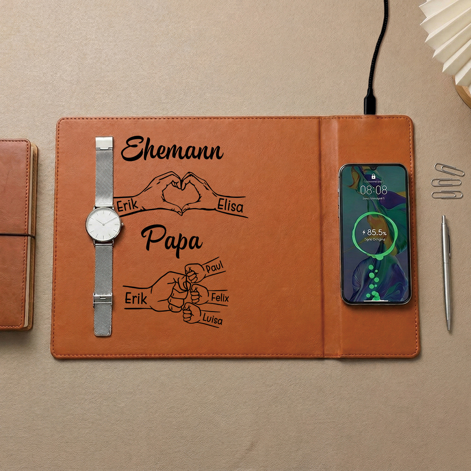 Personalisierte Schreibtischunterlage aus Leder mit kabelloser Ladefunktion, personalisiert mit 1 bis 8 Namen und Faust-Motiv Vatertagsgeschenk für Papa, Ehemann, Opa | Kettenmachen