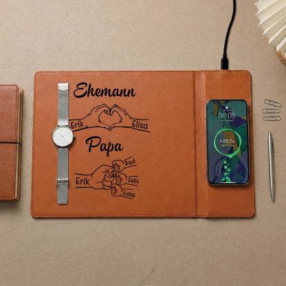 Personalisierte Schreibtischunterlage aus Leder mit kabelloser Ladefunktion, personalisiert mit 1 bis 8 Namen und Faust-Motiv Vatertagsgeschenk für Papa, Ehemann, Opa | Kettenmachen
